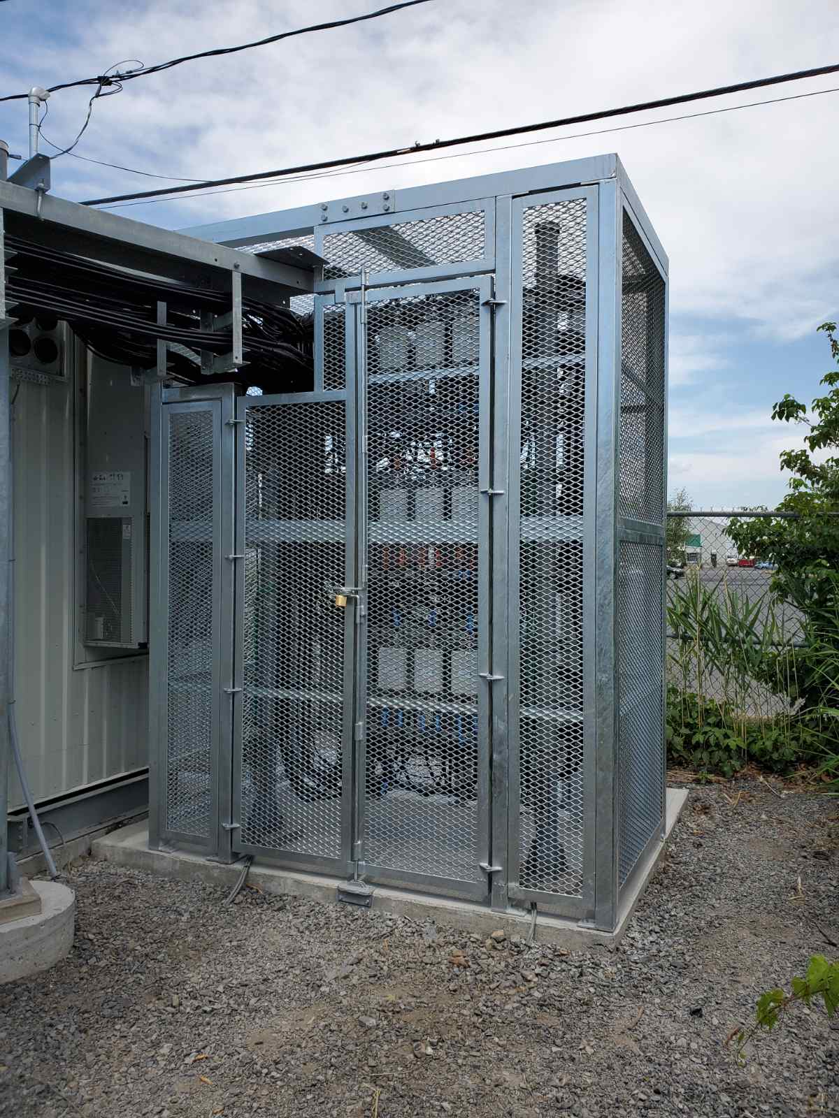 Enclos grillagé en acier avec porte double verrouillable pour protéger de l’équipement extérieur — Soudure London