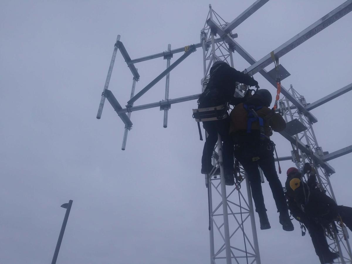 Équipe Soudure London sur tour de télécommunications